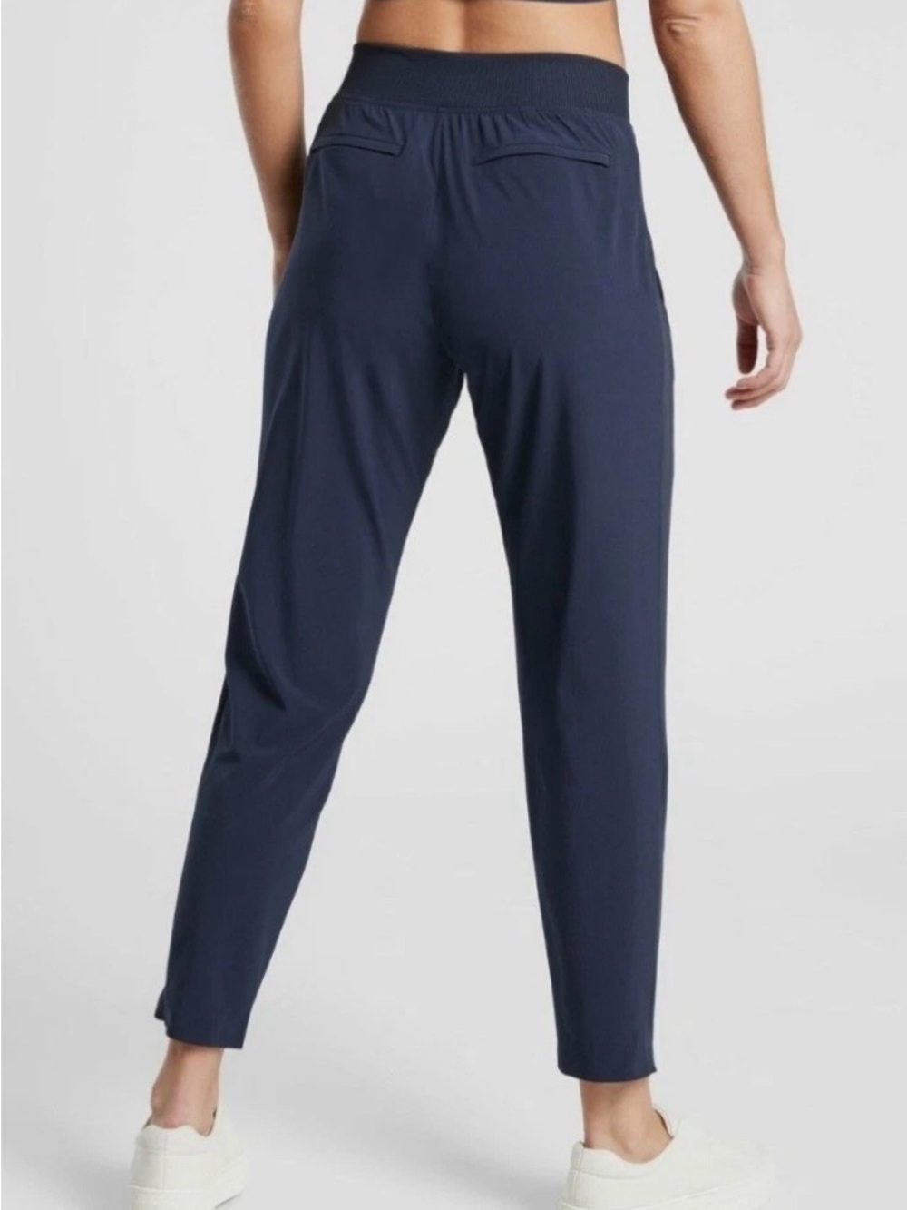 Athleta BROOKLYN MID RISE ANKLE PANT
Wrinkle-resistant, stretch fabric in a tail